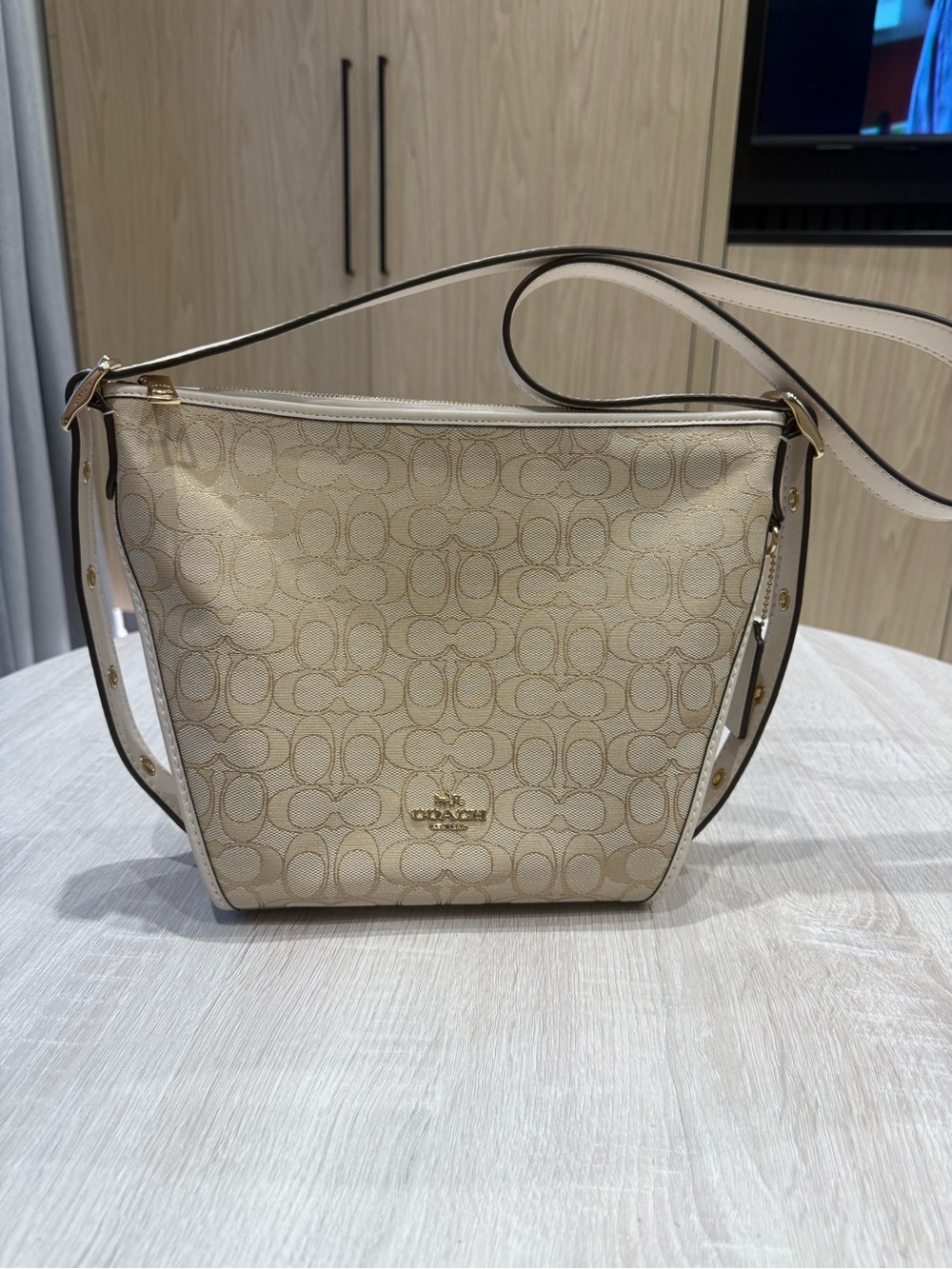 Coach Beige Signature Canvas Shoulder Bag wit

Has small scratch
Small spot